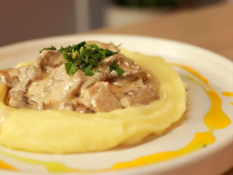 БЕФСТРОГАНОВ С ГРИБАМИ И КАРТОФЕЛЬНЫМ ПЮРЕ