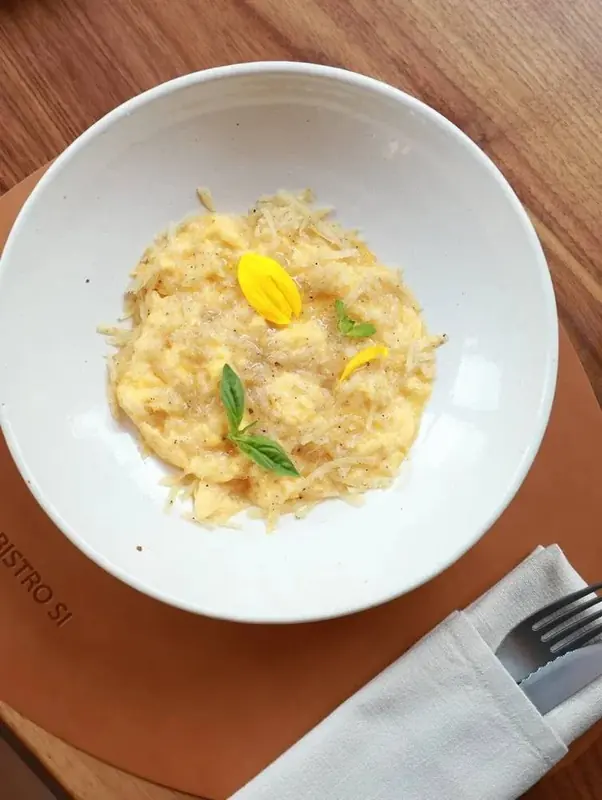 СКРЭМБЛ ИЗ ТРЕХ ЯЙЦ С СЫРОМ ПАРМЕЗАН
